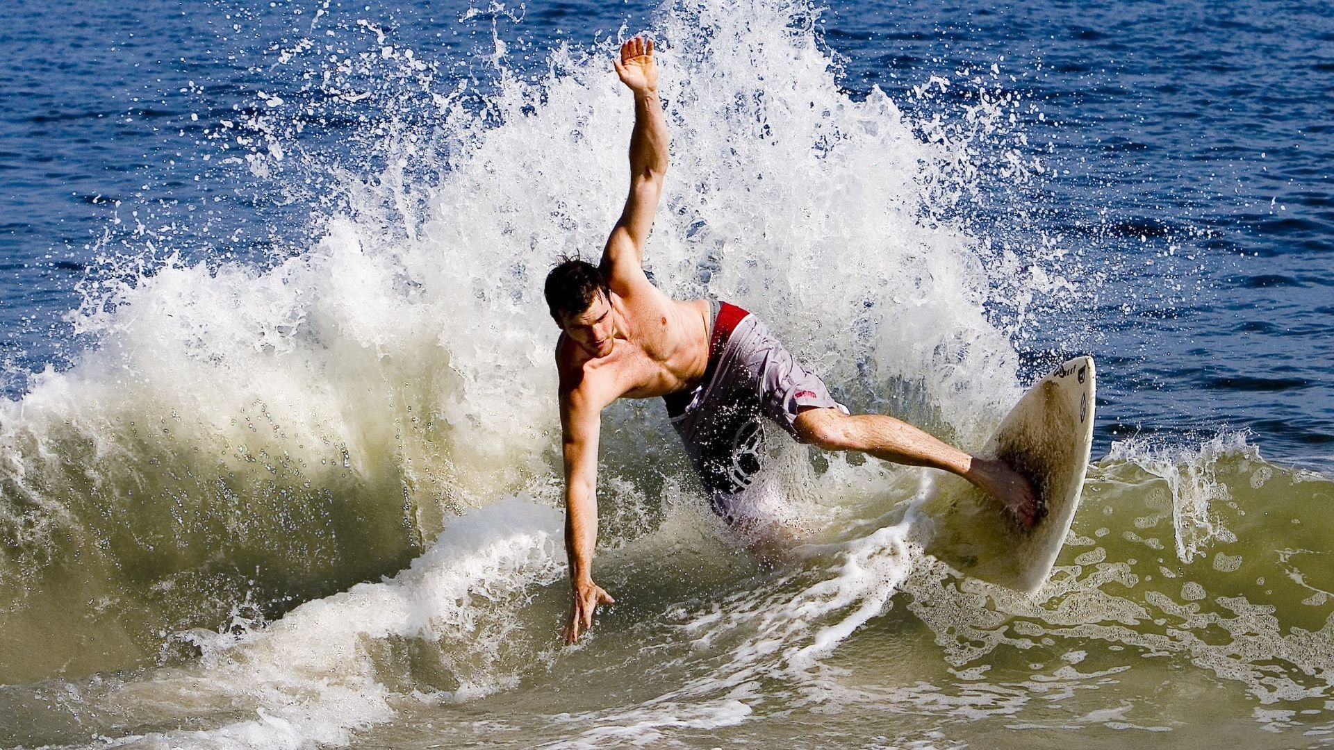 中甲联赛竞争激烈升降级形势扑朔迷离，中甲的比赛