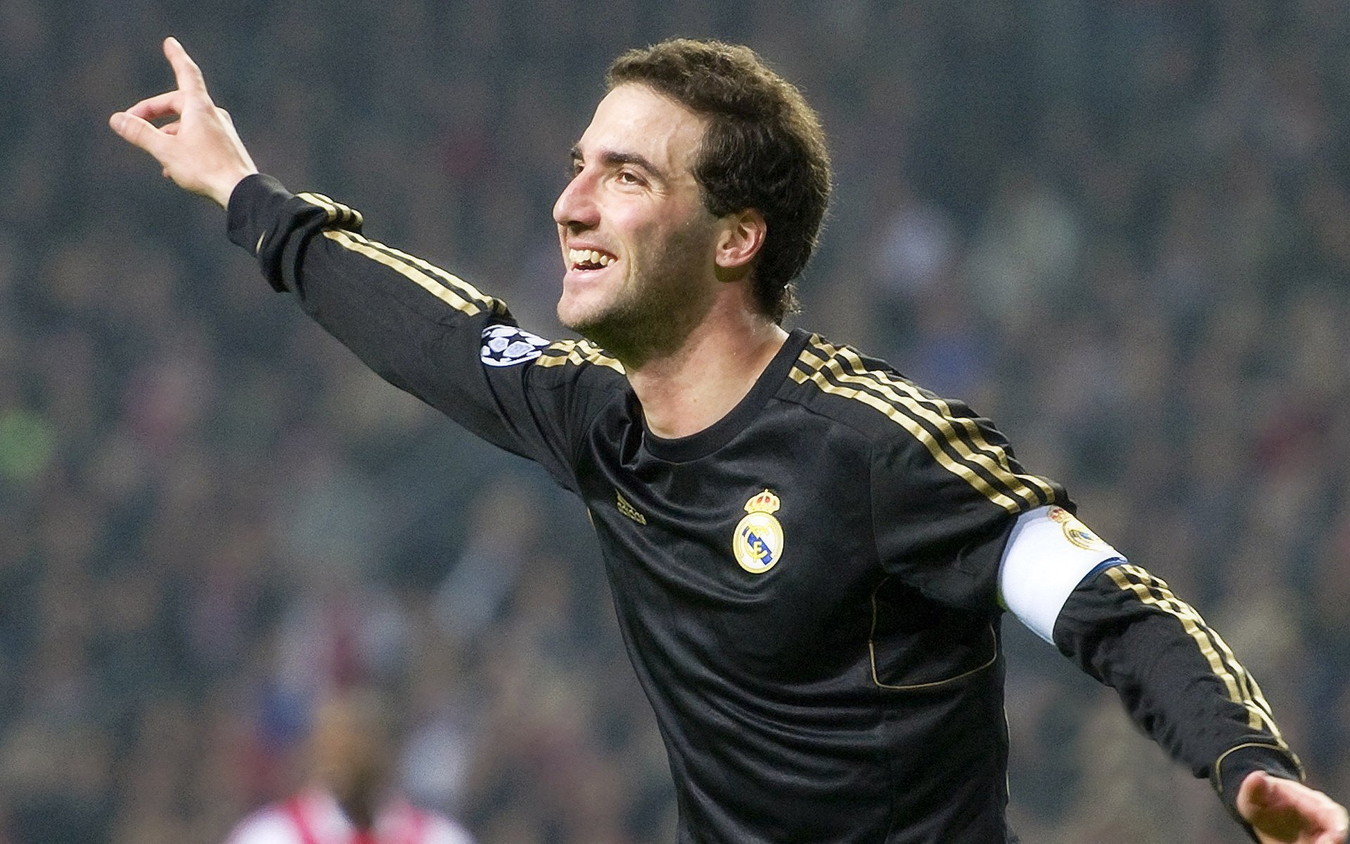 里昂中锋大发神威,里昂中场三杰